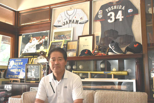 侍JAPANで主軸を担うオリックス吉田正の福井県内にある実家のリビングに座る父正宏氏（撮影・真柴健）