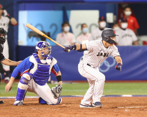 4日、準決勝・韓国戦の5回に中前適時打を放つ吉田正