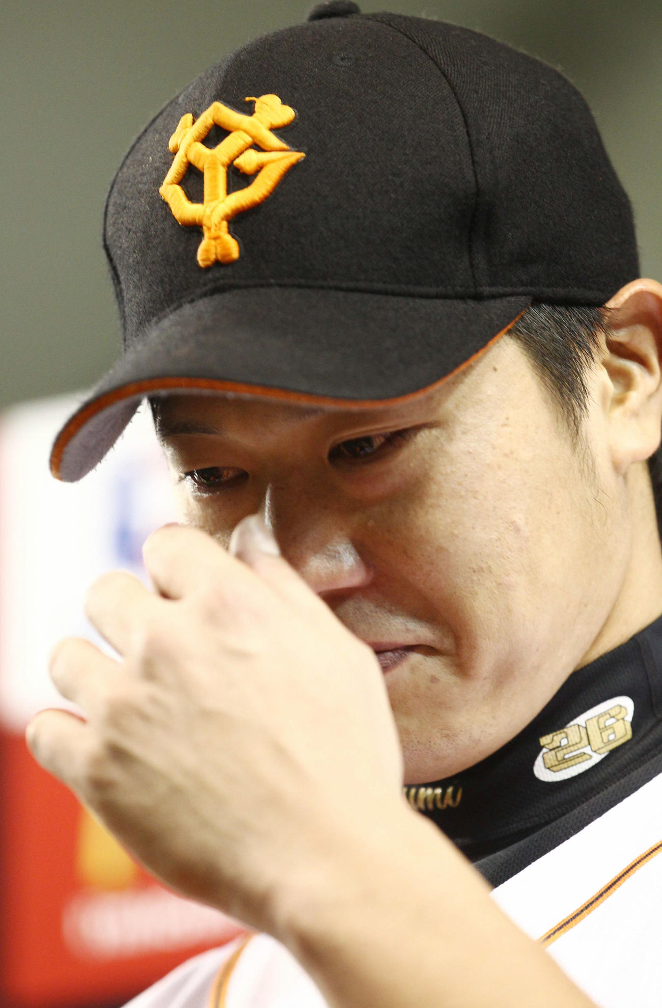 ヒーローインタビューで涙を浮かべる内海哲也＝２０１１年10月22日