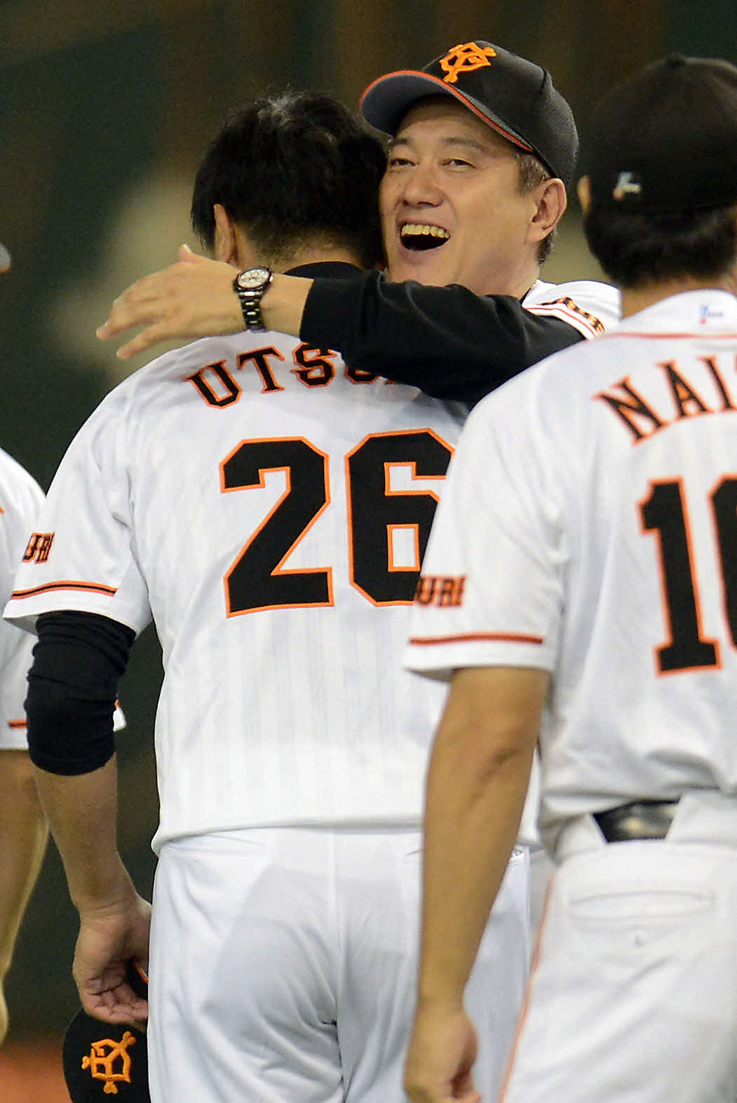 2012年９月21日、優勝を決めた試合後、内海（左）は原監督から抱きしめられ、ねぎらいを受けた