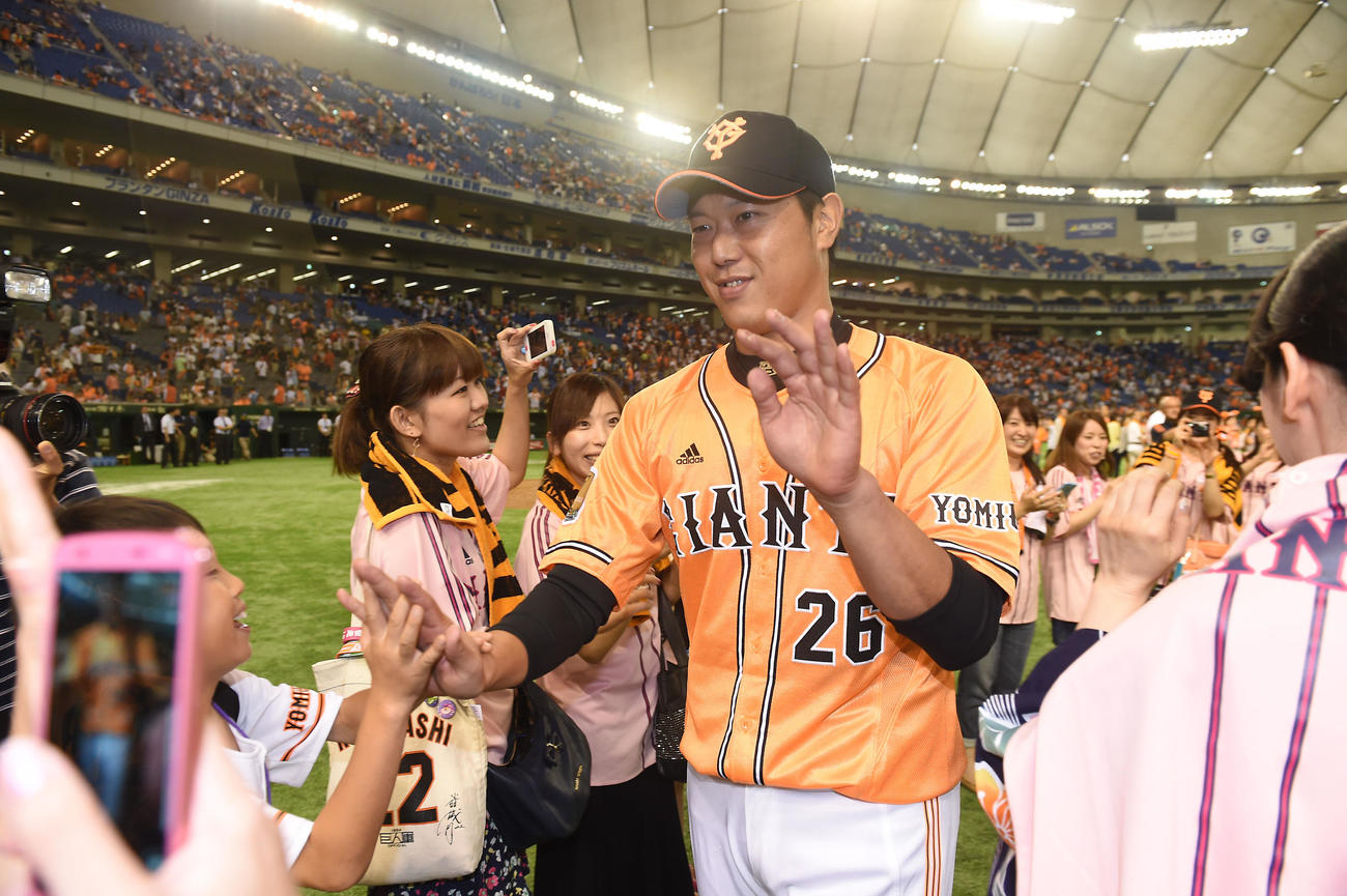 2014年8月2日、試合終了後、ファンとハイタッチする巨人内海
