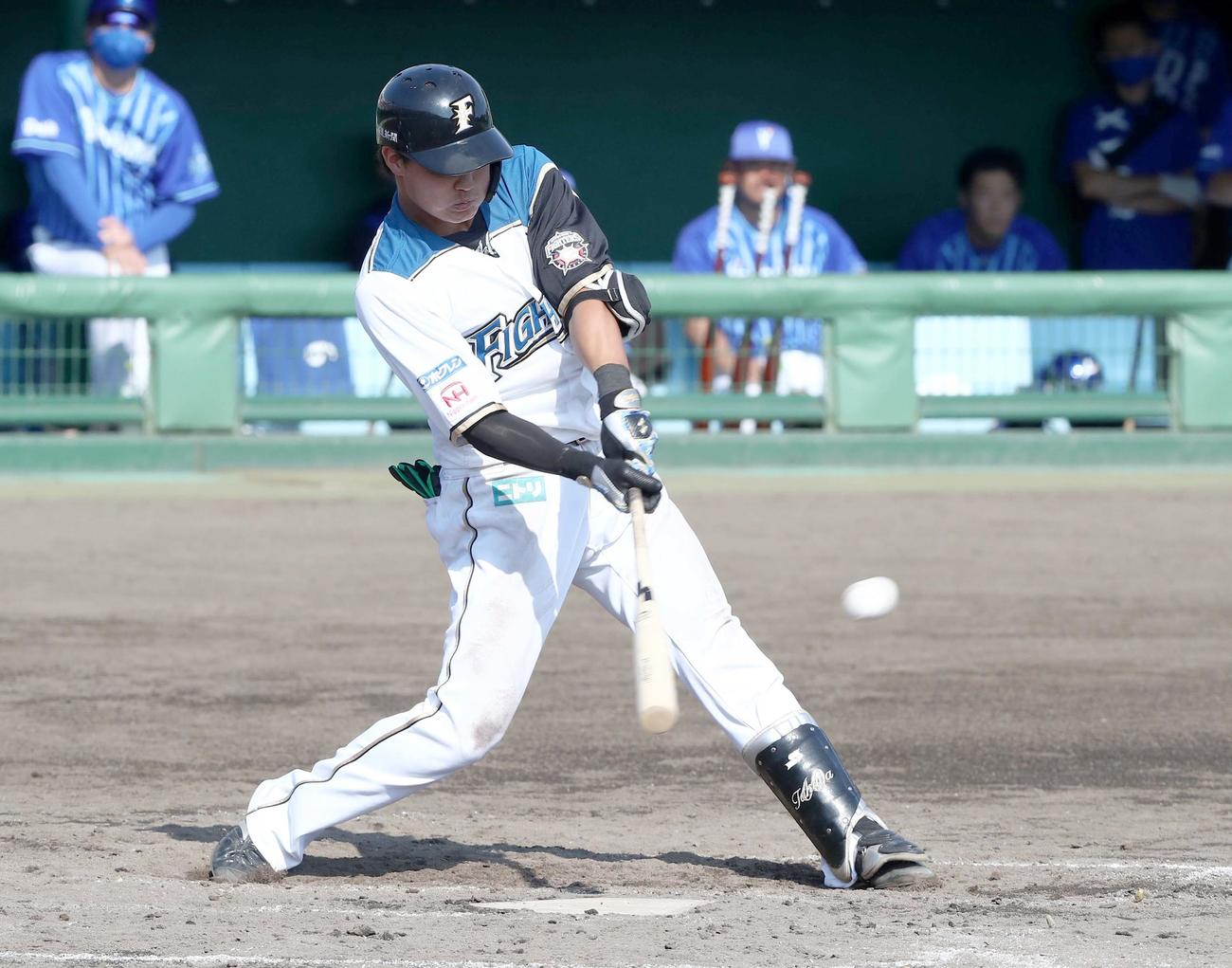 日本ハム対DeNA 7回裏日本ハム1死満塁、右中間に走者一掃の三塁打を放つ郡（撮影・黒川智章）