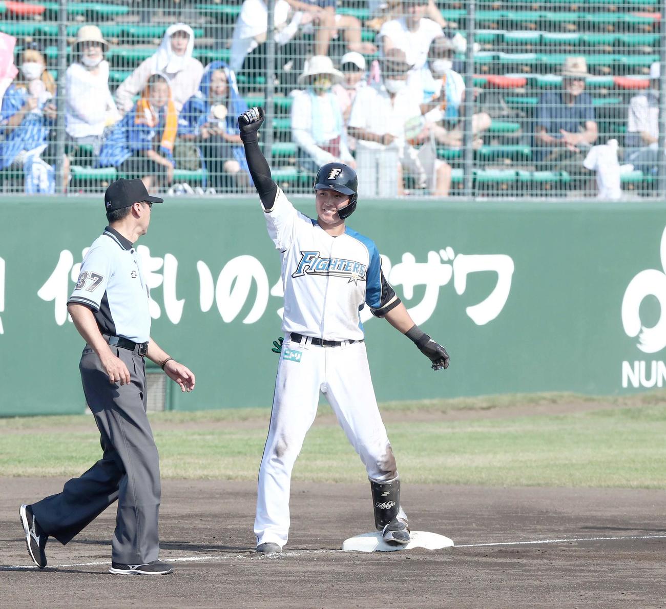 日本ハム対DeNA 7回裏日本ハム1死満塁、右中間に走者一掃の三塁打を放ちガッツポーズの郡（撮影・黒川智章）