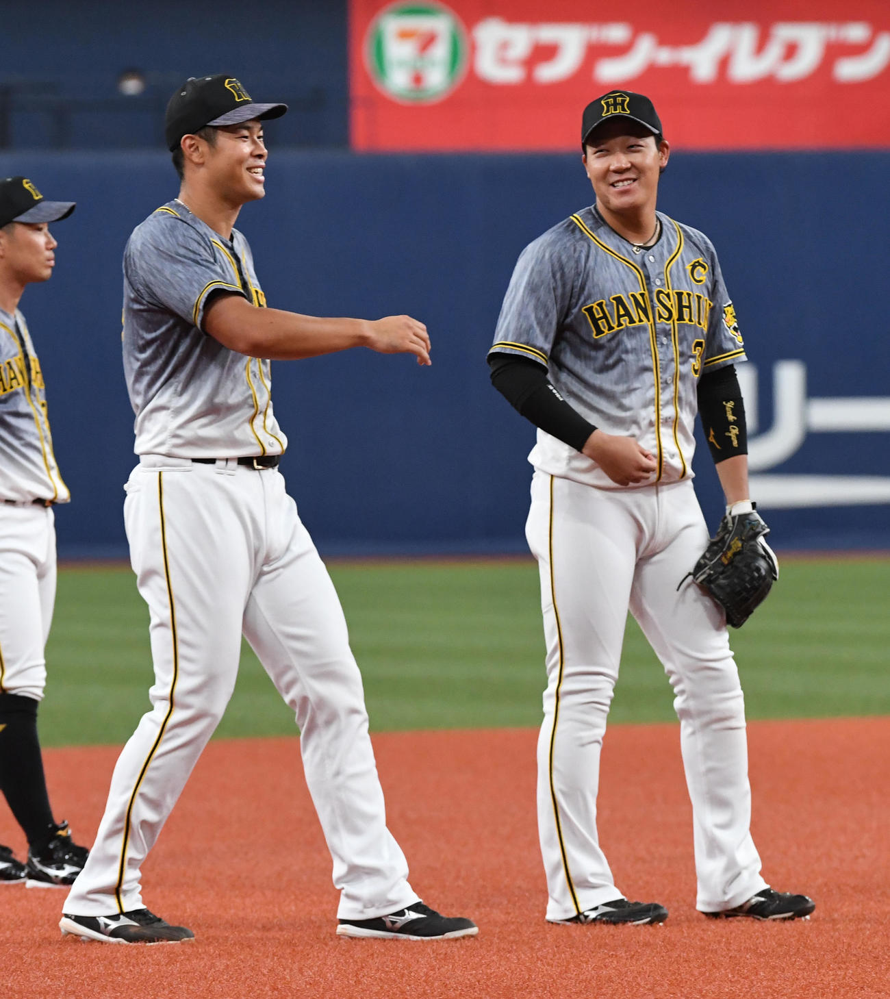 オリックス対阪神　試合前のシートのノック、三塁で笑顔で話す佐藤輝（左）と大山（撮影・前岡正明）