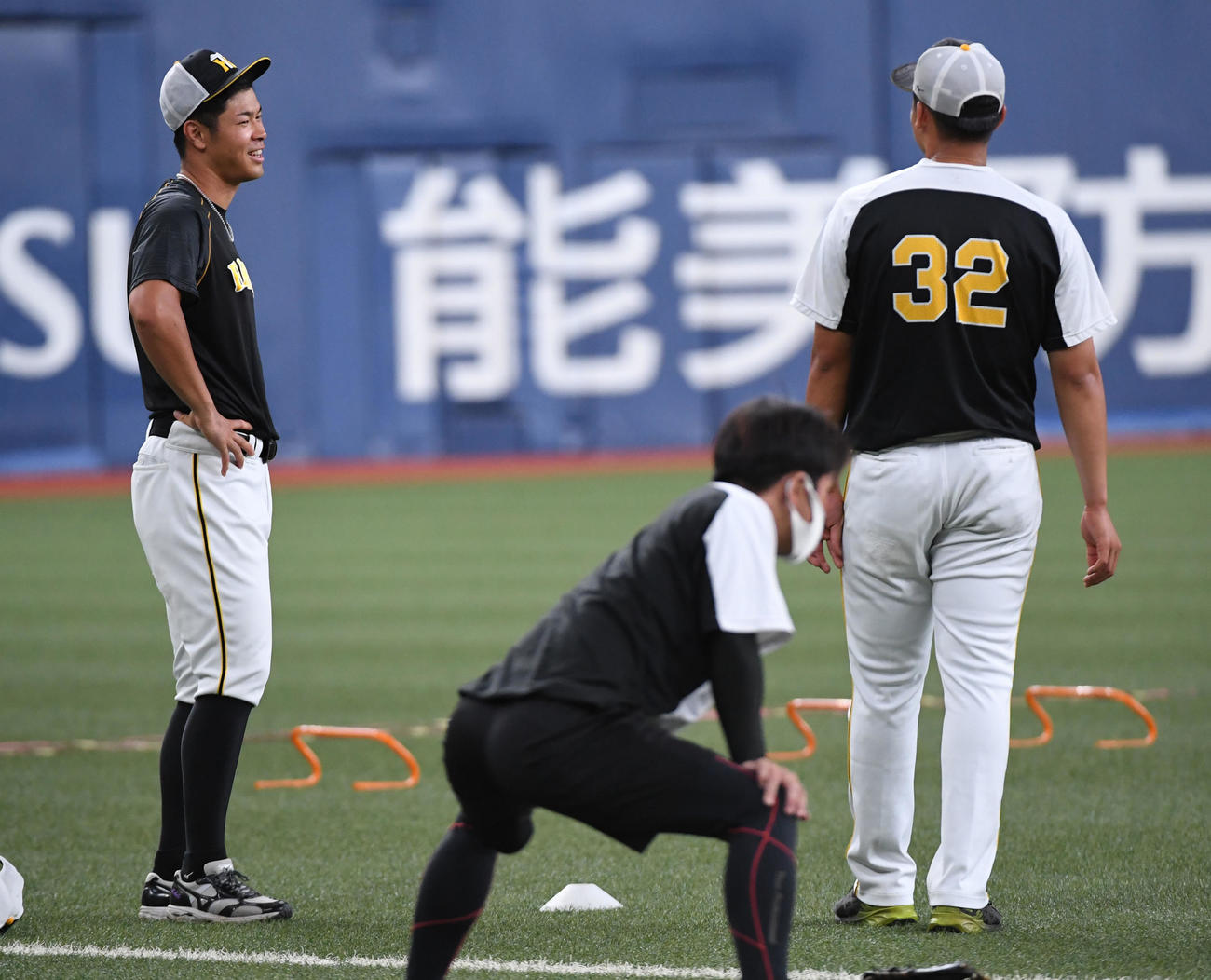 オリックス対阪神　井上（右）と笑顔で話す佐藤輝（撮影・前岡正明）