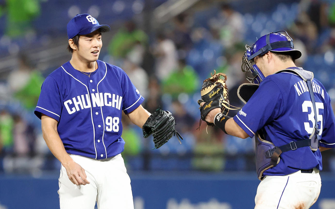プロ初セーブの木下雄介さん（左）は木下拓哉とグラブタッチ（2020年9月5日）