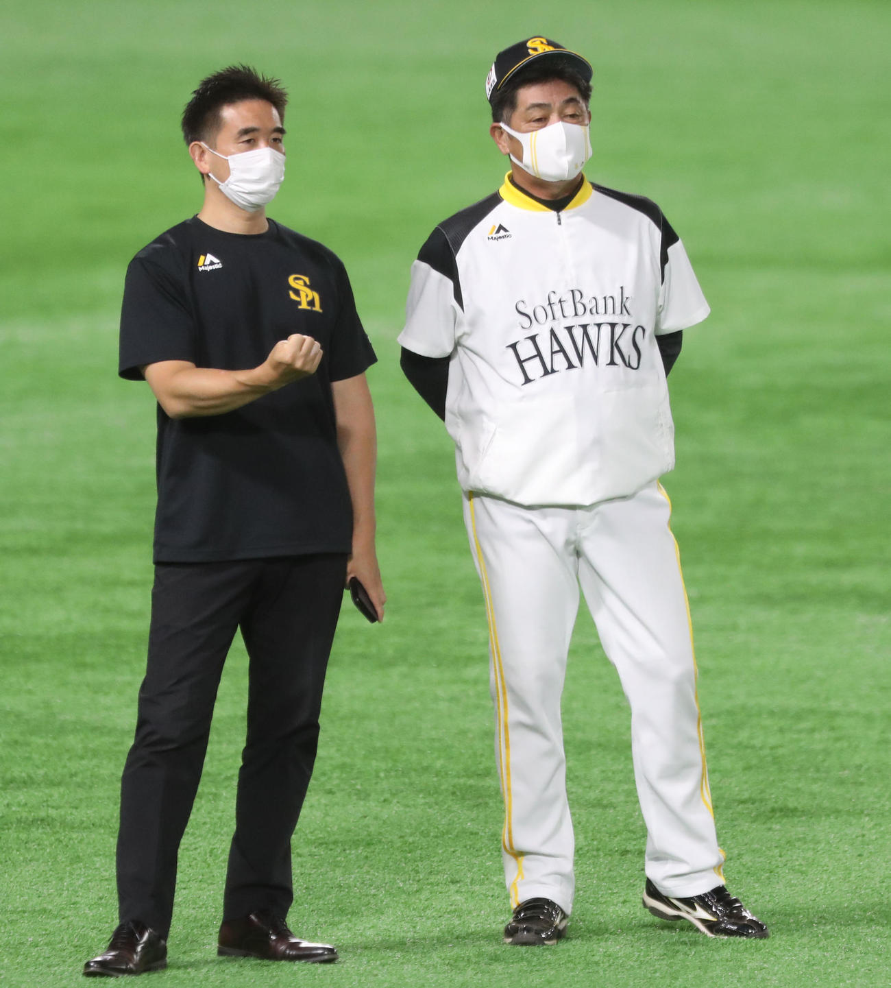 練習を見守る工藤監督（撮影・屋方直哉）＝2021年8月6日、福岡ペイペイドーム