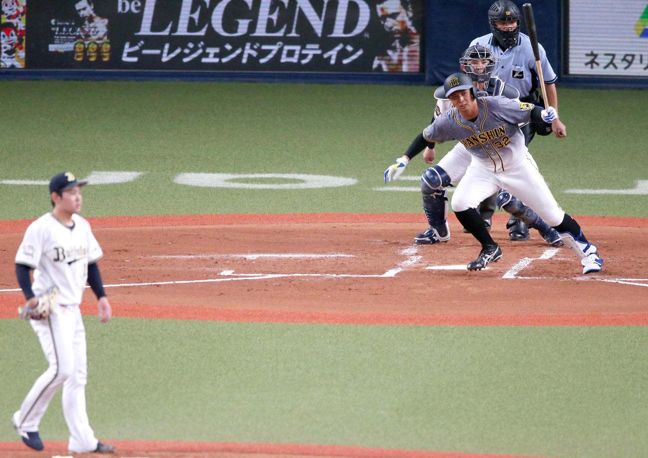 オリックス対阪神　2回表阪神2死三塁、井上は先制の左前適時打を放つ（撮影・上山淳一）