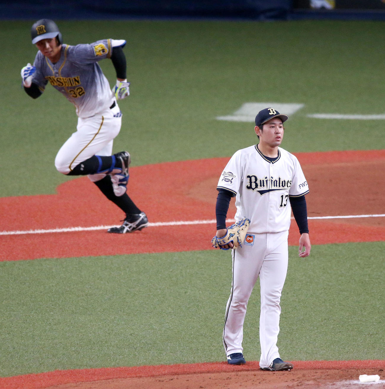 オリックス対阪神　2回表阪神2死三塁、宮城（手前）は井上に先制の左前適時打を浴びる（撮影・上山淳一）