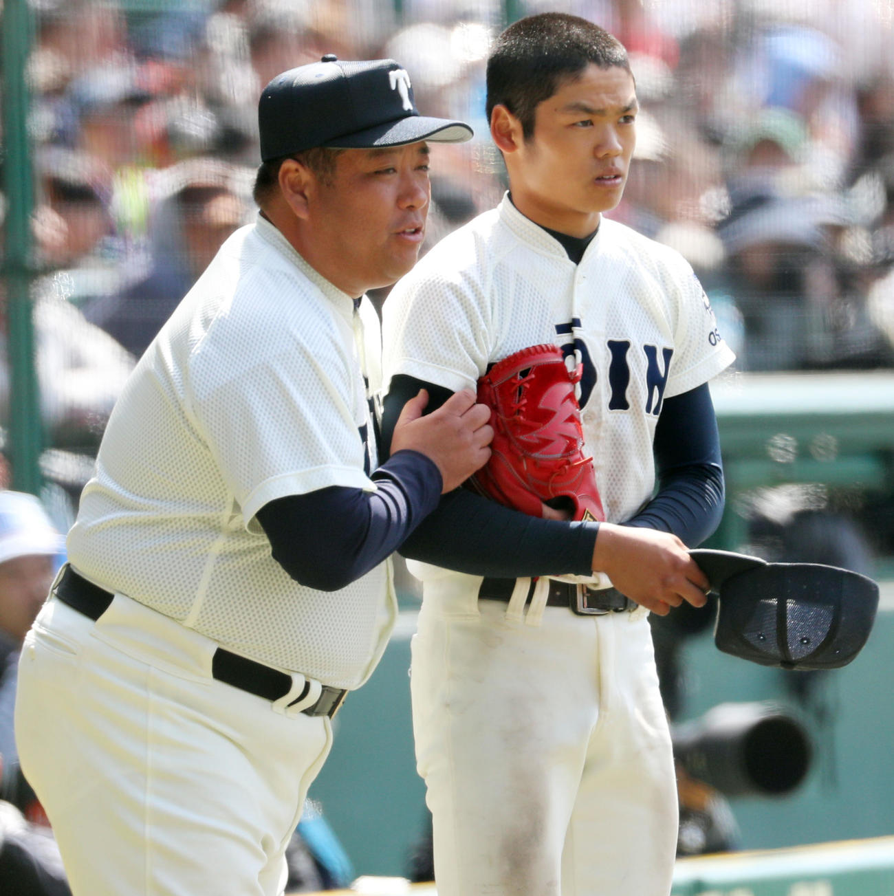 18年3月、選抜高校野球3回戦の明秀学園日立戦で、根尾昂（右）にアドバイスを送る大阪桐蔭・西谷監督