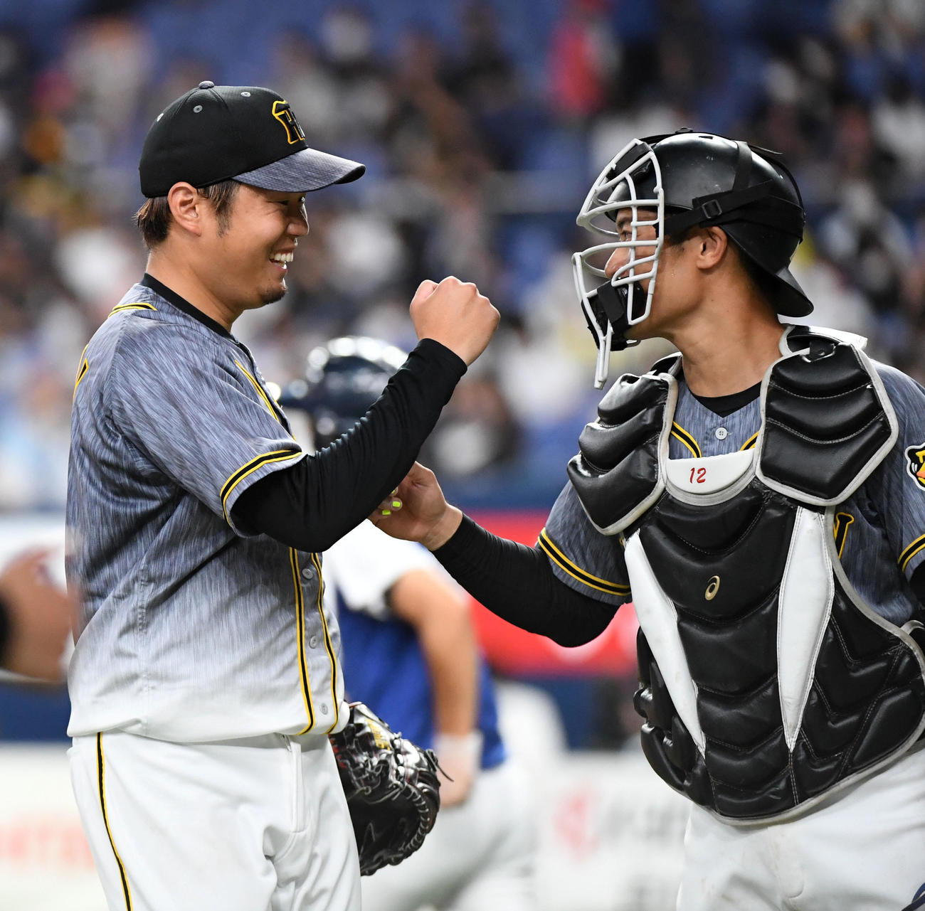 オリックス対阪神　4回、笑顔で坂本（右）と話す西勇（撮影・前岡正明）