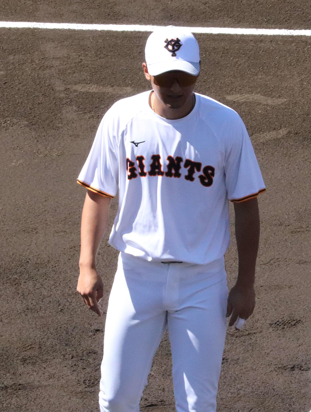 左手中指にテーピングを巻いて中大とのプロ・アマ交流戦の試合前練習に参加した巨人吉川（撮影・小早川宗一郎）