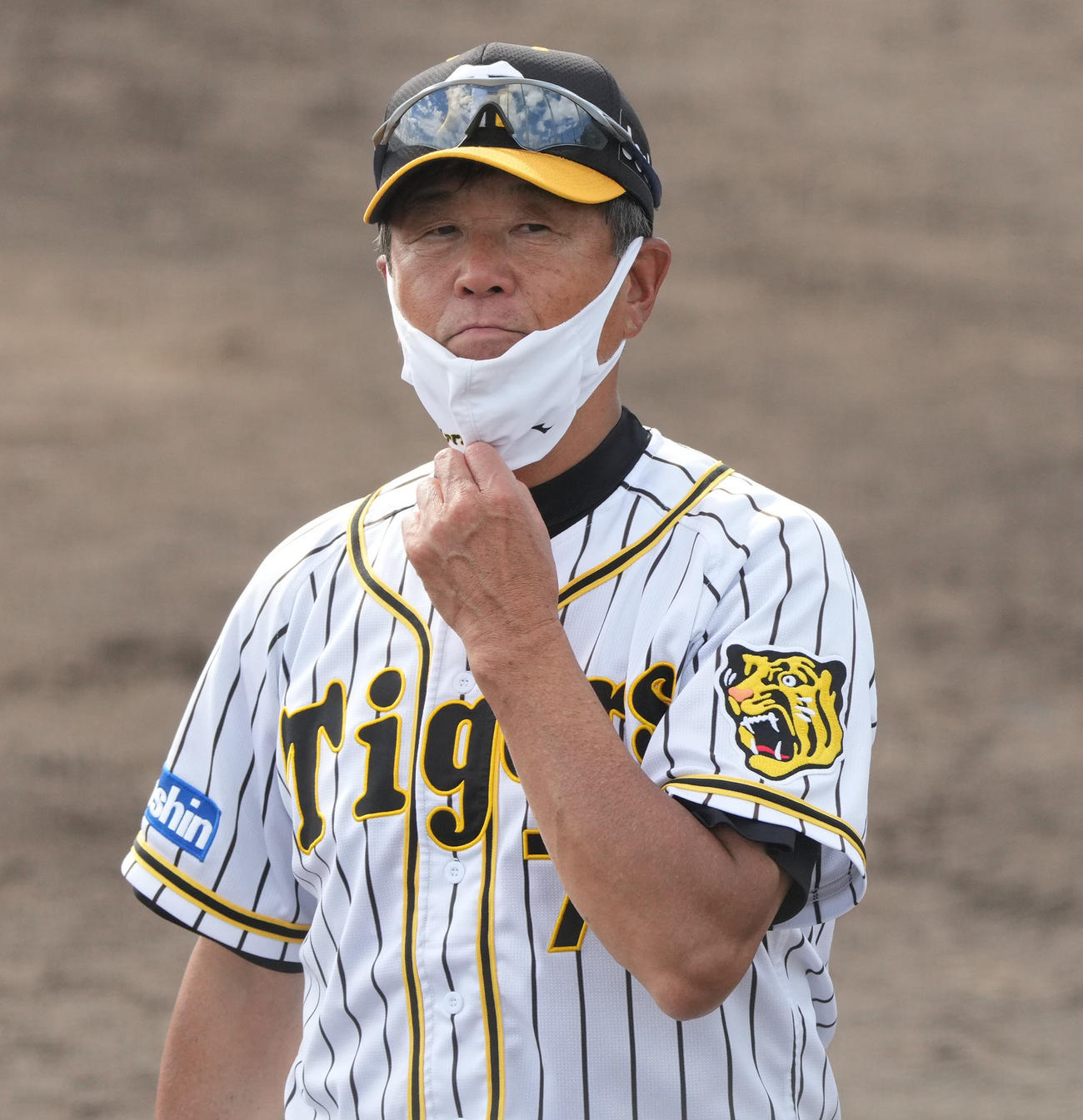 ウエスタン・リーグ阪神対広島　7回、選手交代を告げる平田2軍監督（代表撮影）