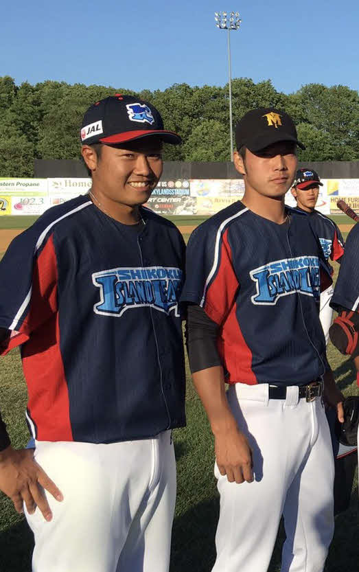 16年6月、四国IL選抜で北米遠征中の中日木下雄介さん（右）と福永春吾氏（四国IL徳島・福永春吾氏提供）