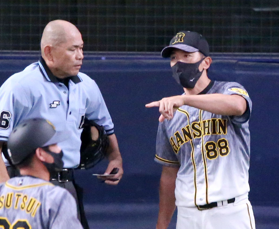 オリックス対阪神　8回攻撃終了後、阪神矢野監督（右）は主審に選手交代を告げる（撮影・上山淳一）