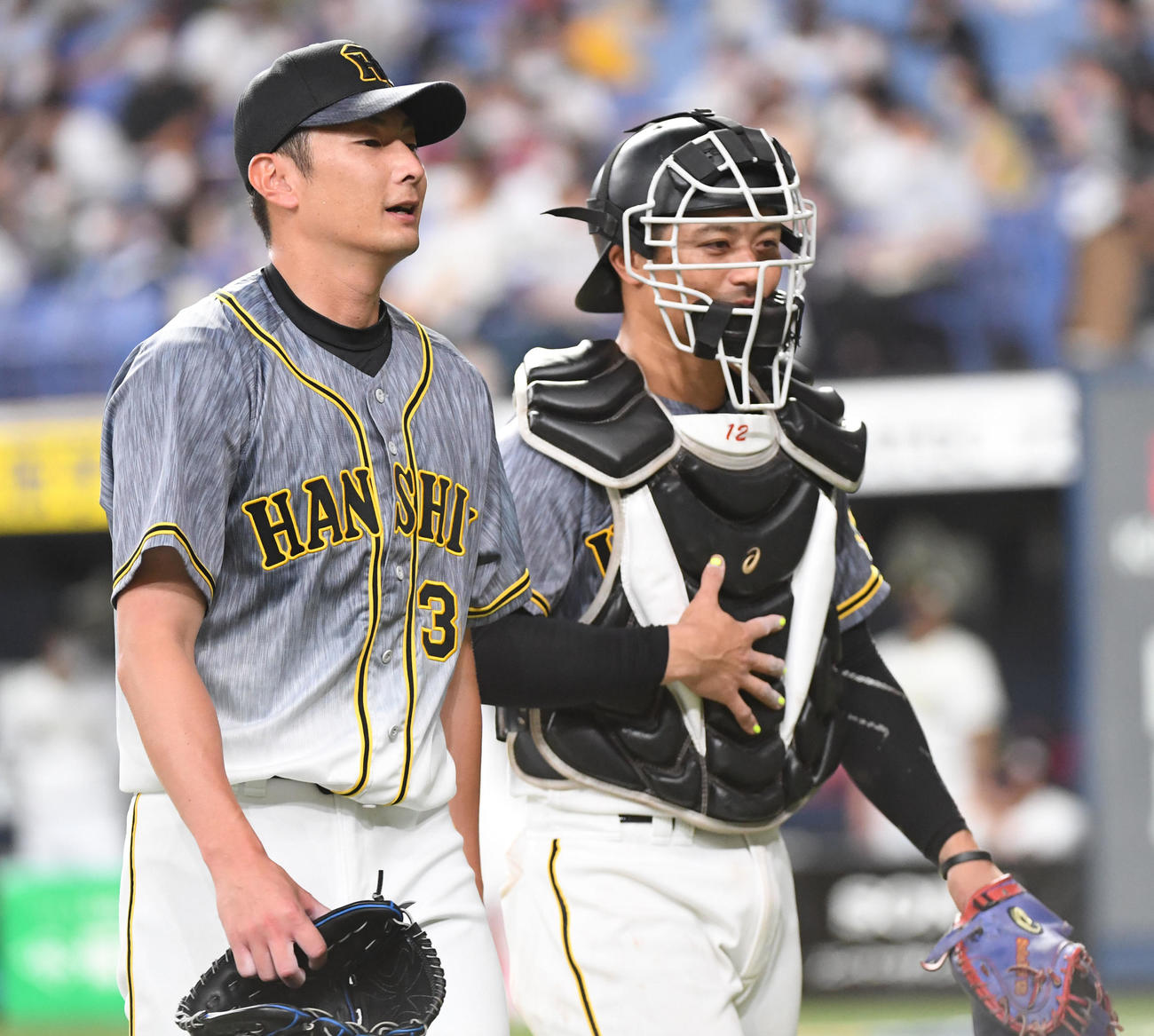 オリックス対阪神　7回、坂本（右）と笑顔で話しながらベンチに戻る二保（撮影・前岡正明）