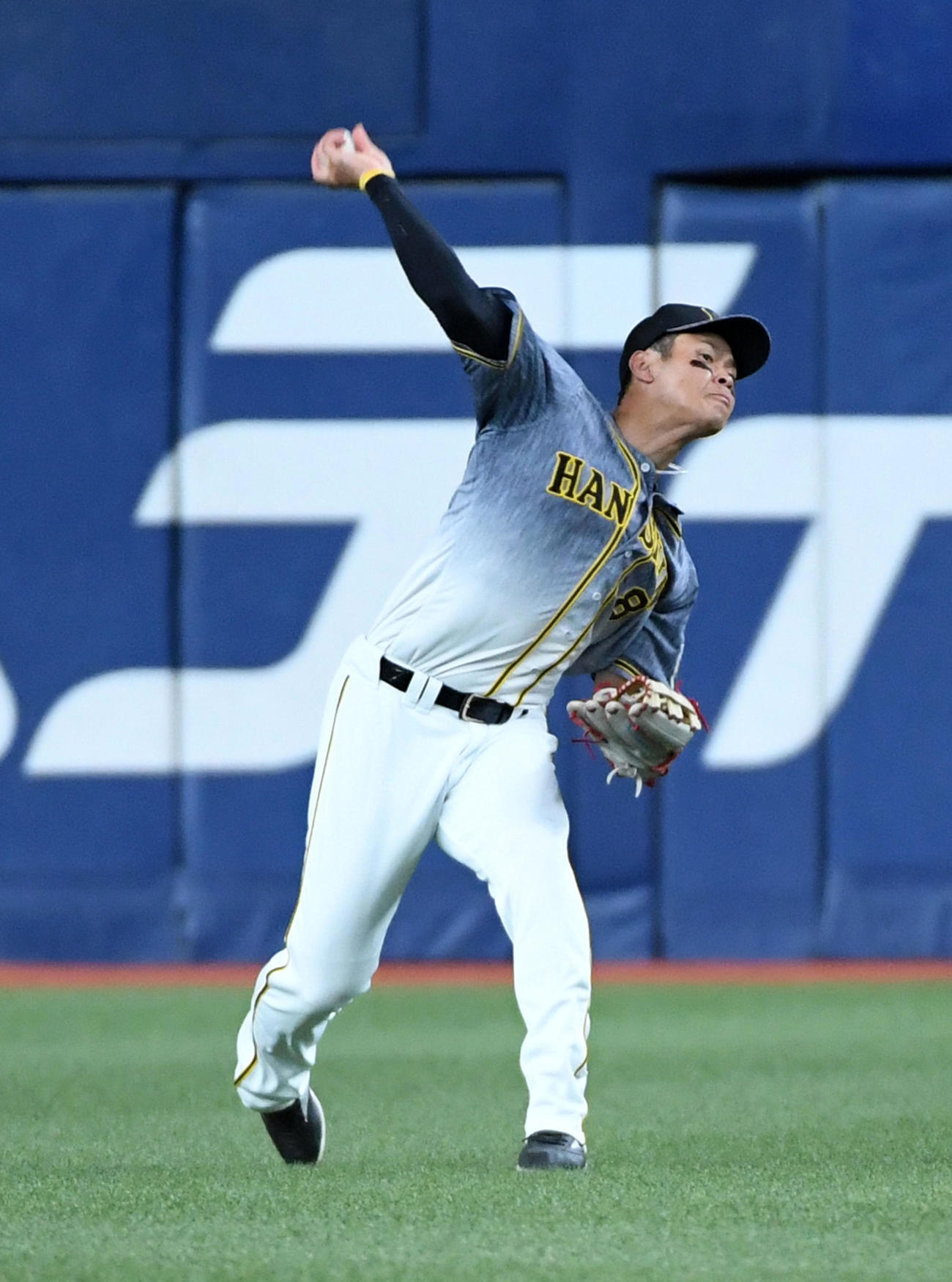オリックス対阪神　9回裏オリックス1死一、三塁、小田の右飛を捕球した佐藤輝は、本塁好送球で併殺とする（撮影・前岡正明）