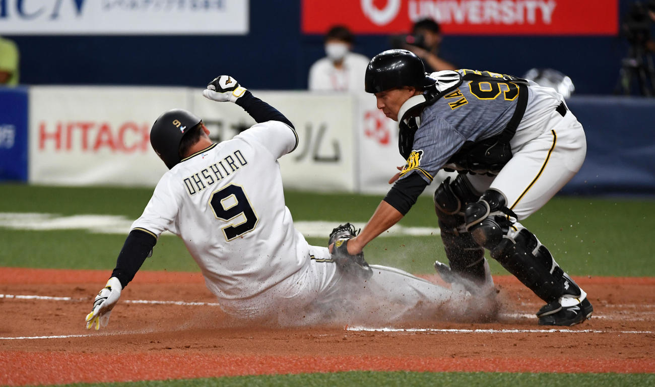 オリックス対阪神　9回裏オリックス1死一、三塁、小田の右飛で生還を狙った大城は、佐藤輝の好返球でタッチアウト。捕手は片山（撮影・前岡正明）