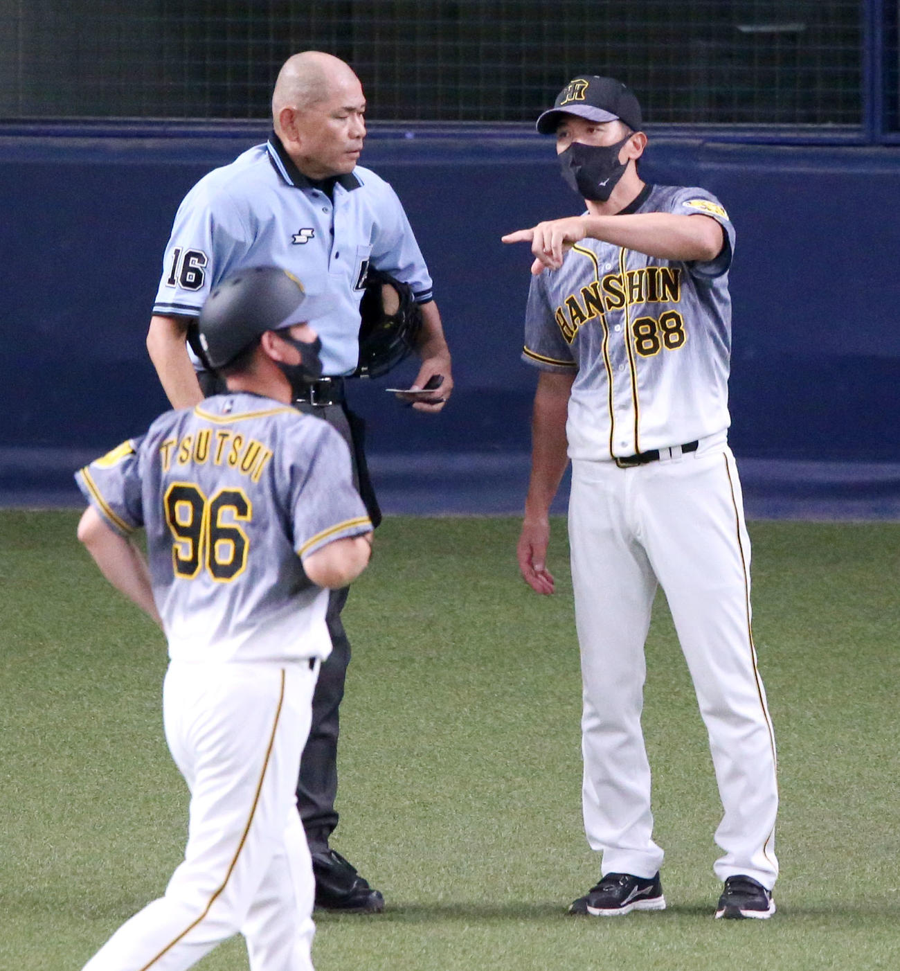 オリックス対阪神　8回攻撃終了後、阪神矢野監督（右）は主審に選手交代を告げる（撮影・上山淳一）