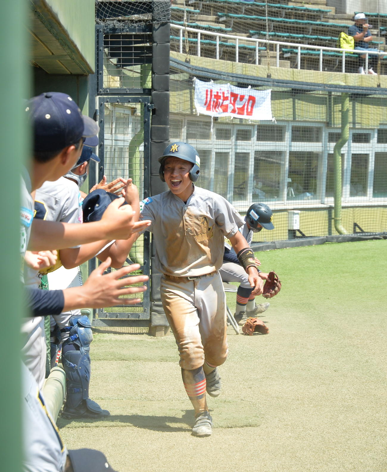 5回、2ランスクイズを決め、笑顔で戻る橋場