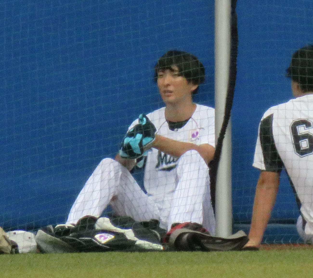 練習中、バックスクリーン下でひと休みするロッテ河村
