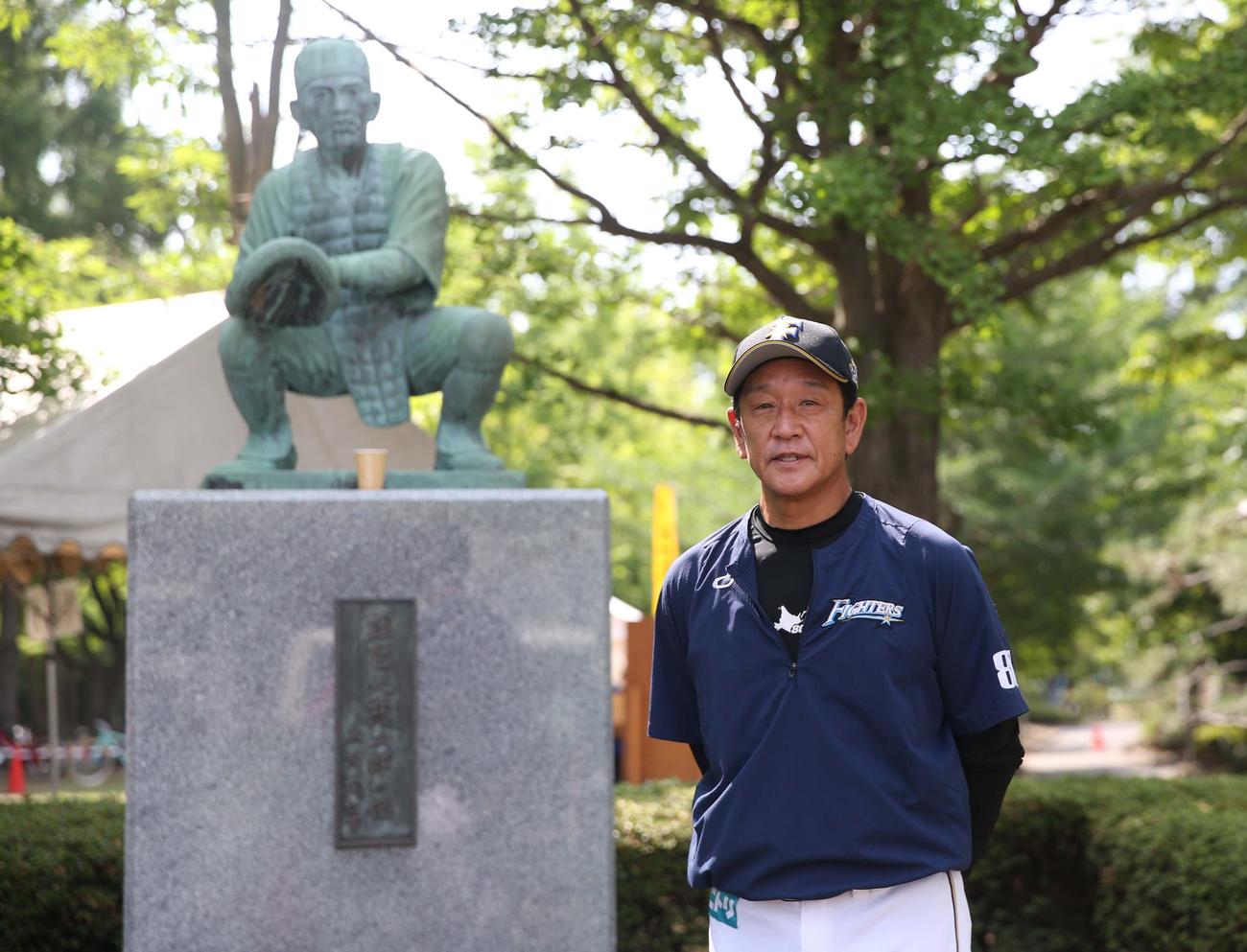 日本ハム対DeNA　久慈次郎像にお参りする栗山監督