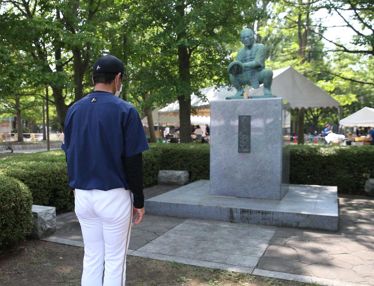 日本ハム対DeNA　久慈次郎像にお参りする栗山監督