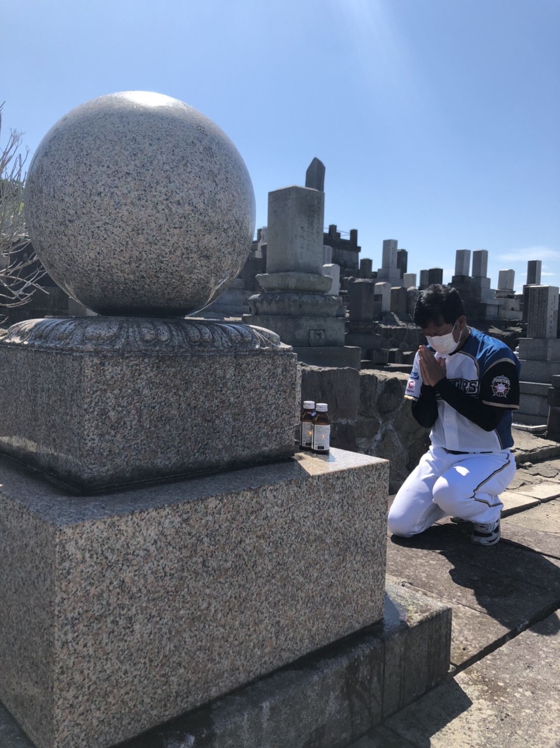 久慈次郎氏の墓前で手を合わせる日本ハム栗山監督（球団提供）