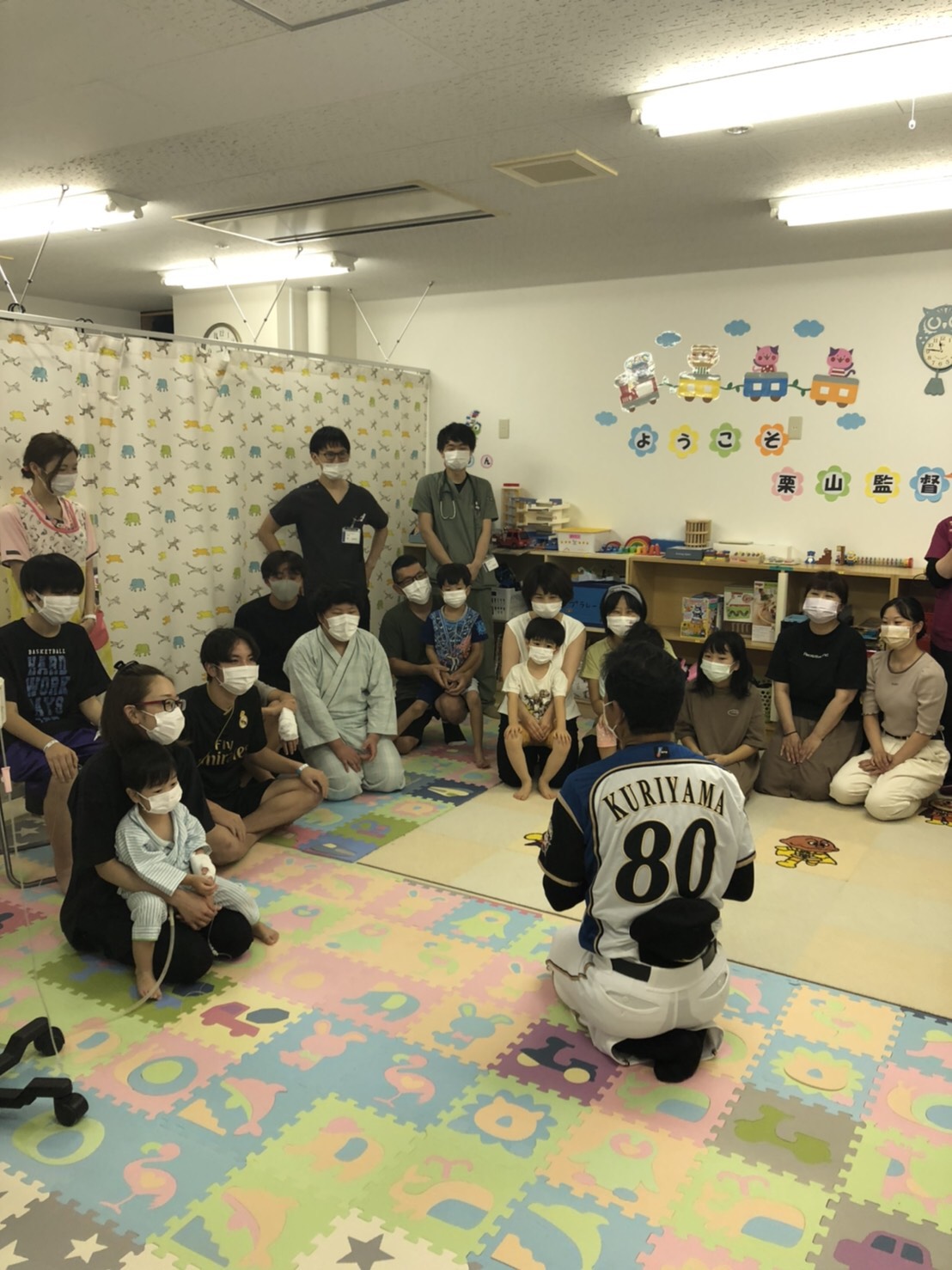 函館中央病院を訪問した日本ハム栗山監督（球団提供）