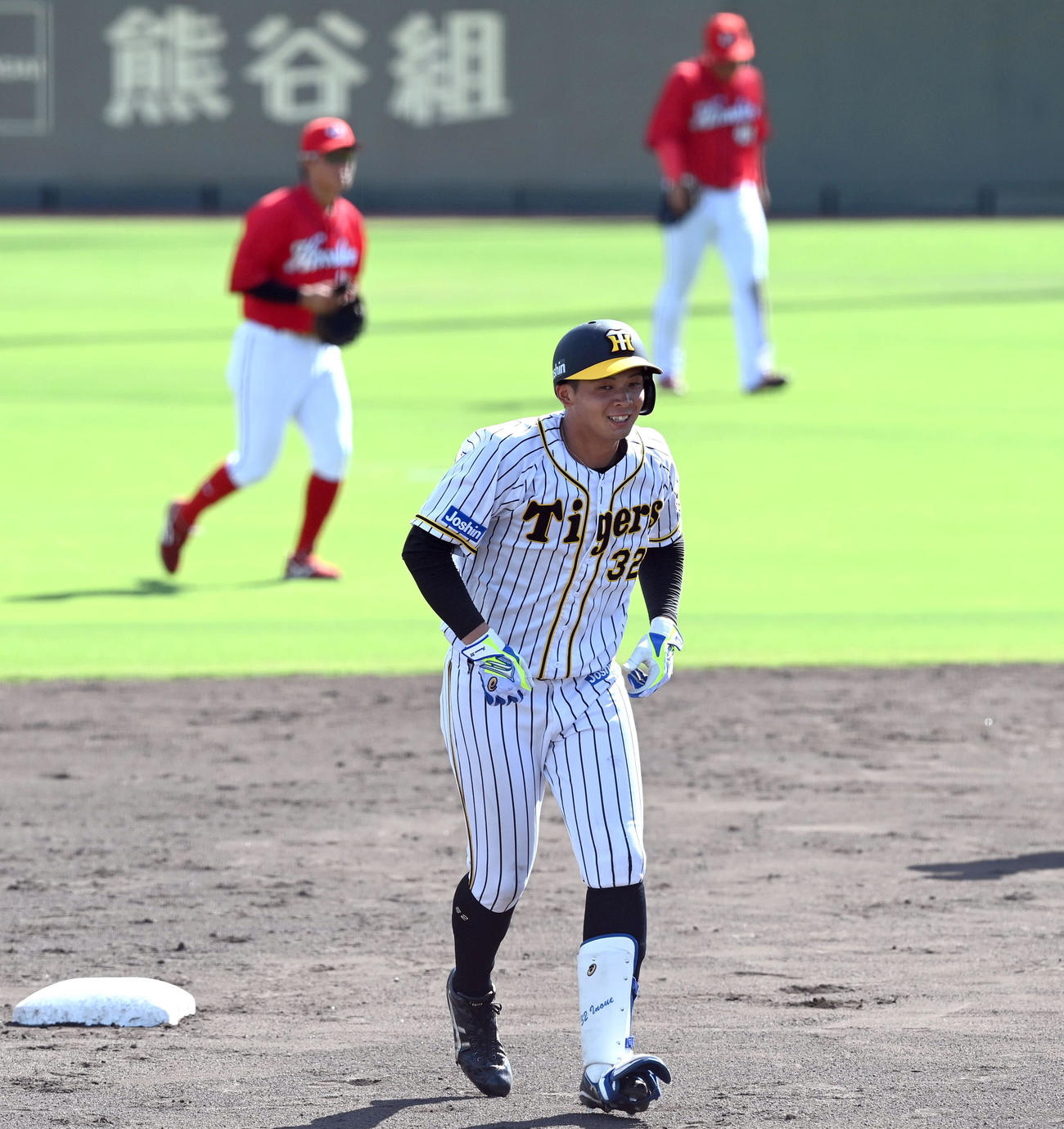 2軍広島戦の9回、井上はサヨナラ二塁打を放ち笑顔を見せる（代表撮影）