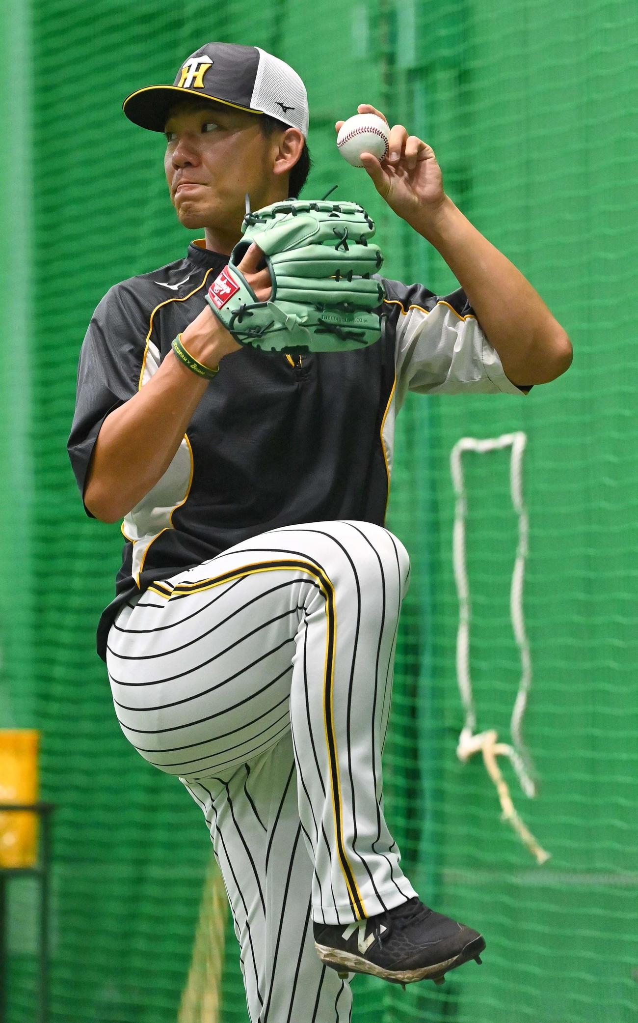 キャッチボールで調整する伊藤将（撮影・上田博志）