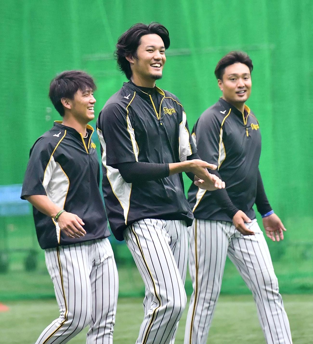 談笑する左から伊藤将、藤浪、秋山（撮影・上田博志）