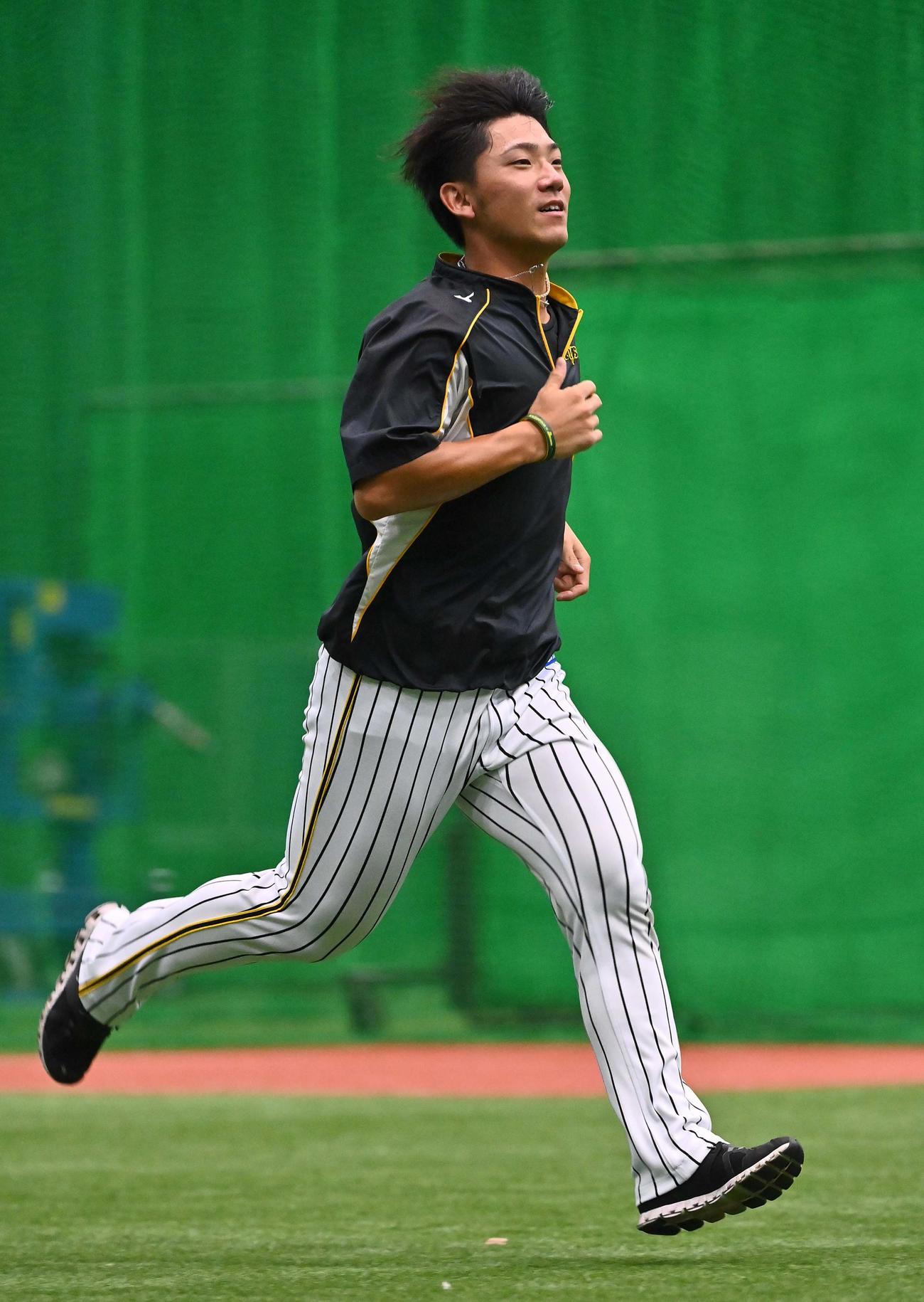 ランニングをして汗を流す伊藤将（撮影・上田博志）