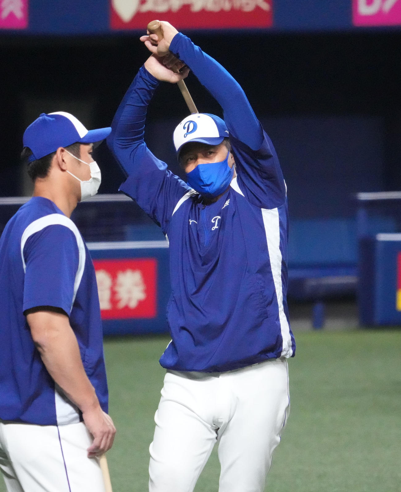 栗原打撃コーチ（左）と言葉を交わす与田監督（撮影・森本幸一）