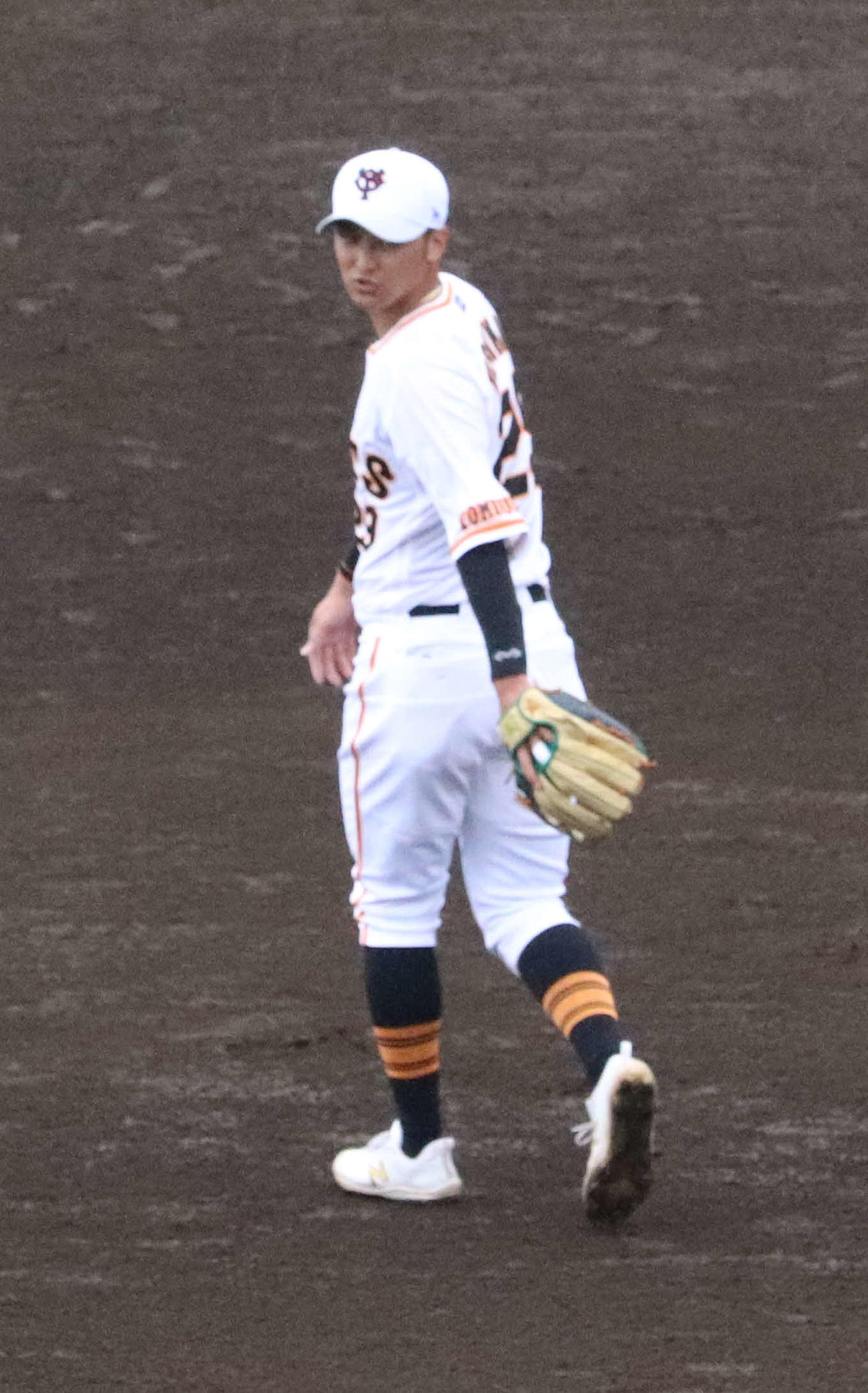 早大とのプロ・アマ交流戦で二塁守備につく巨人吉川（撮影・小早川宗一郎）