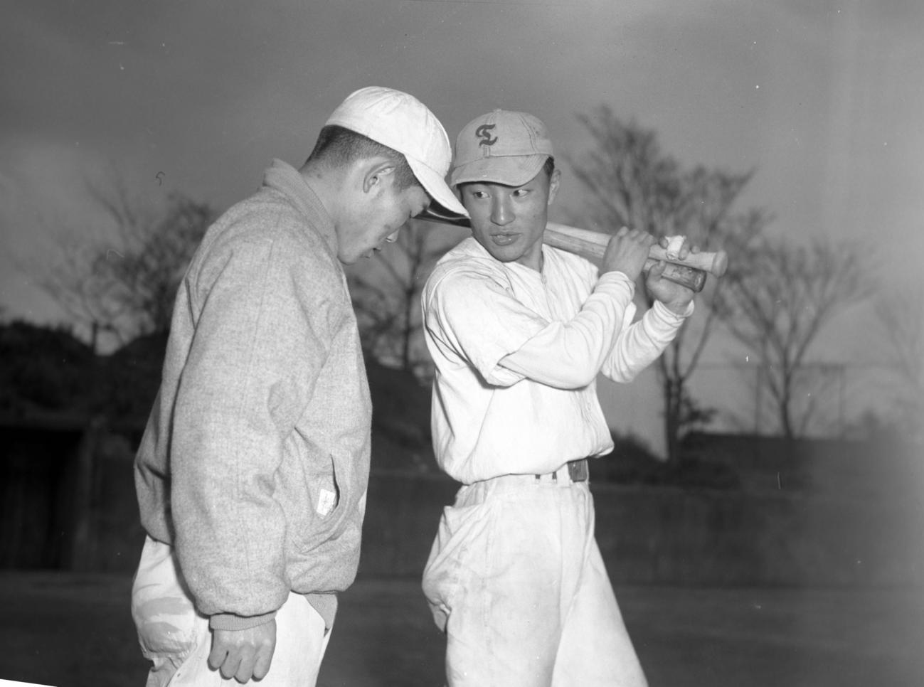 東大監督を務めていた竹田晃さん（左）（1954年3月16日）