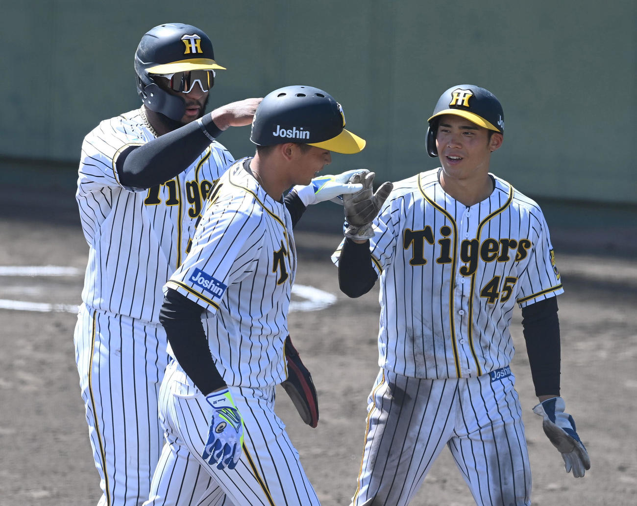 2軍広島戦の5回、井上（中央）は3点本塁打を放ち生還する（代表撮影）