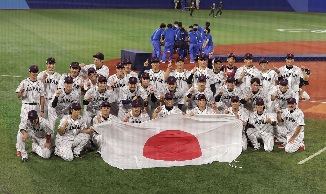 日本対米国　米国に勝利し金メダルを獲得した侍ジャパンは記念撮影に納まる（撮影・河野匠）