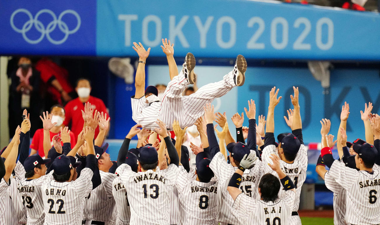 日本対米国　優勝を決め日本の選手たちに胴上げされる稲葉監督（撮影・江口和貴）