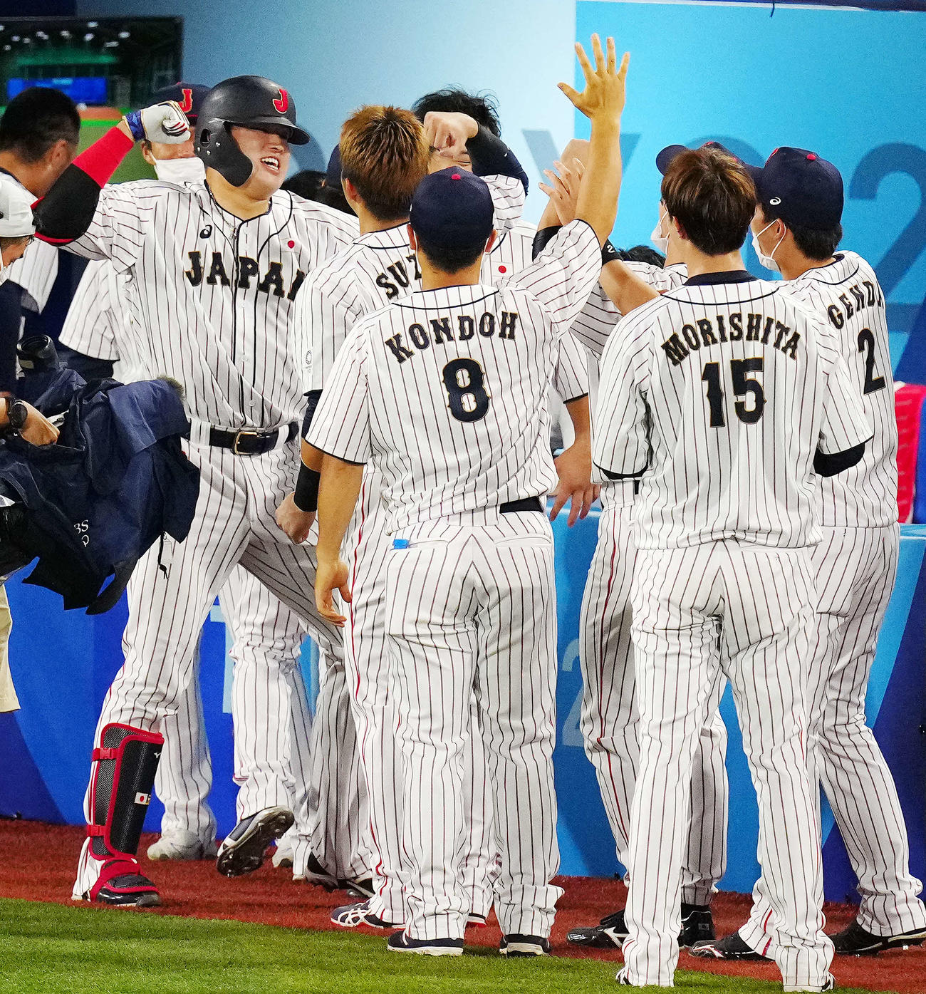 日本対米国　3回裏日本1死、先制ソロ本塁打を放ちナインとタッチをかわす村上（左端）（撮影・江口和貴）