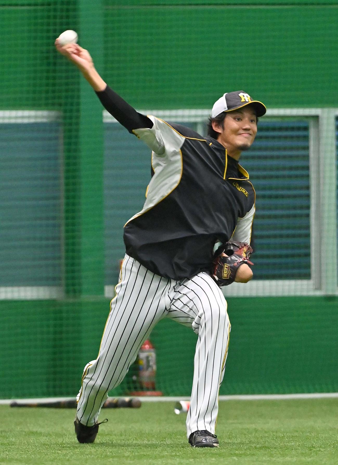 キャッチボールで汗を流す藤浪（撮影・上田博志）
