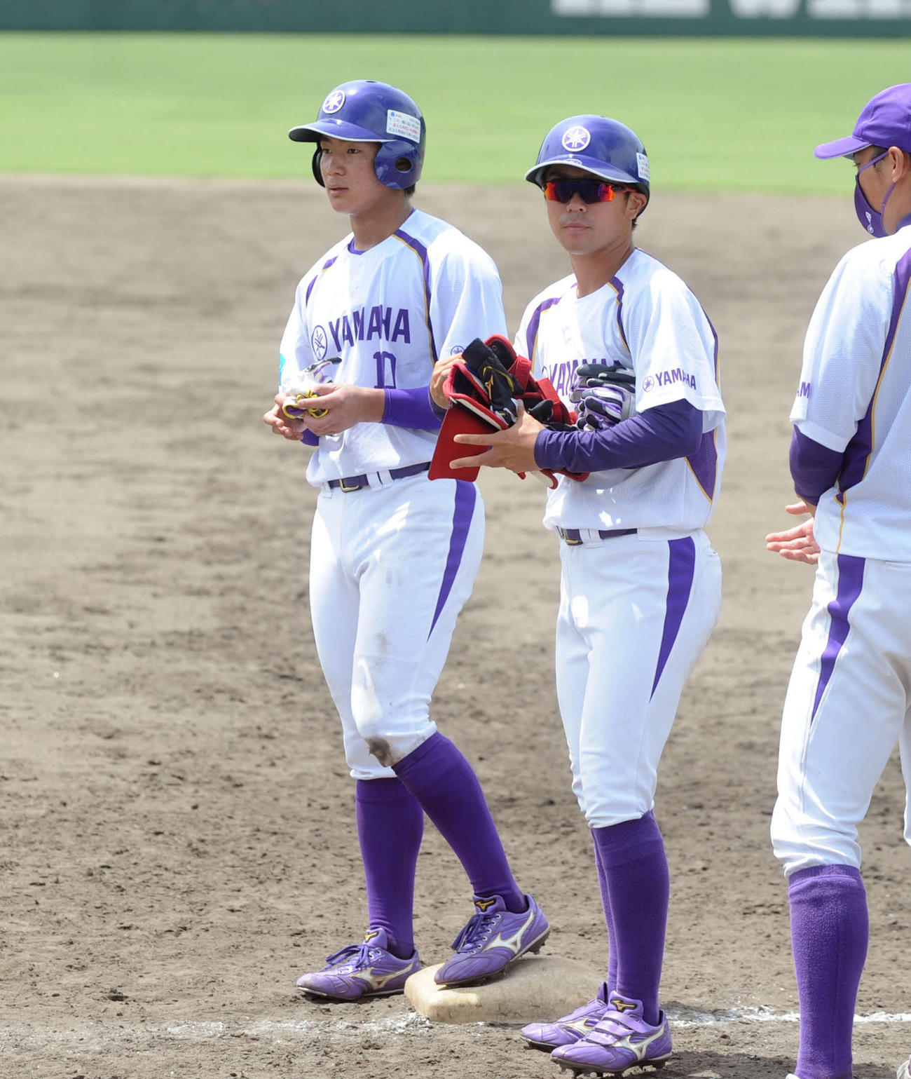 2安打2四球でレギュラー取りへアピールしたヤマハの相羽（左）