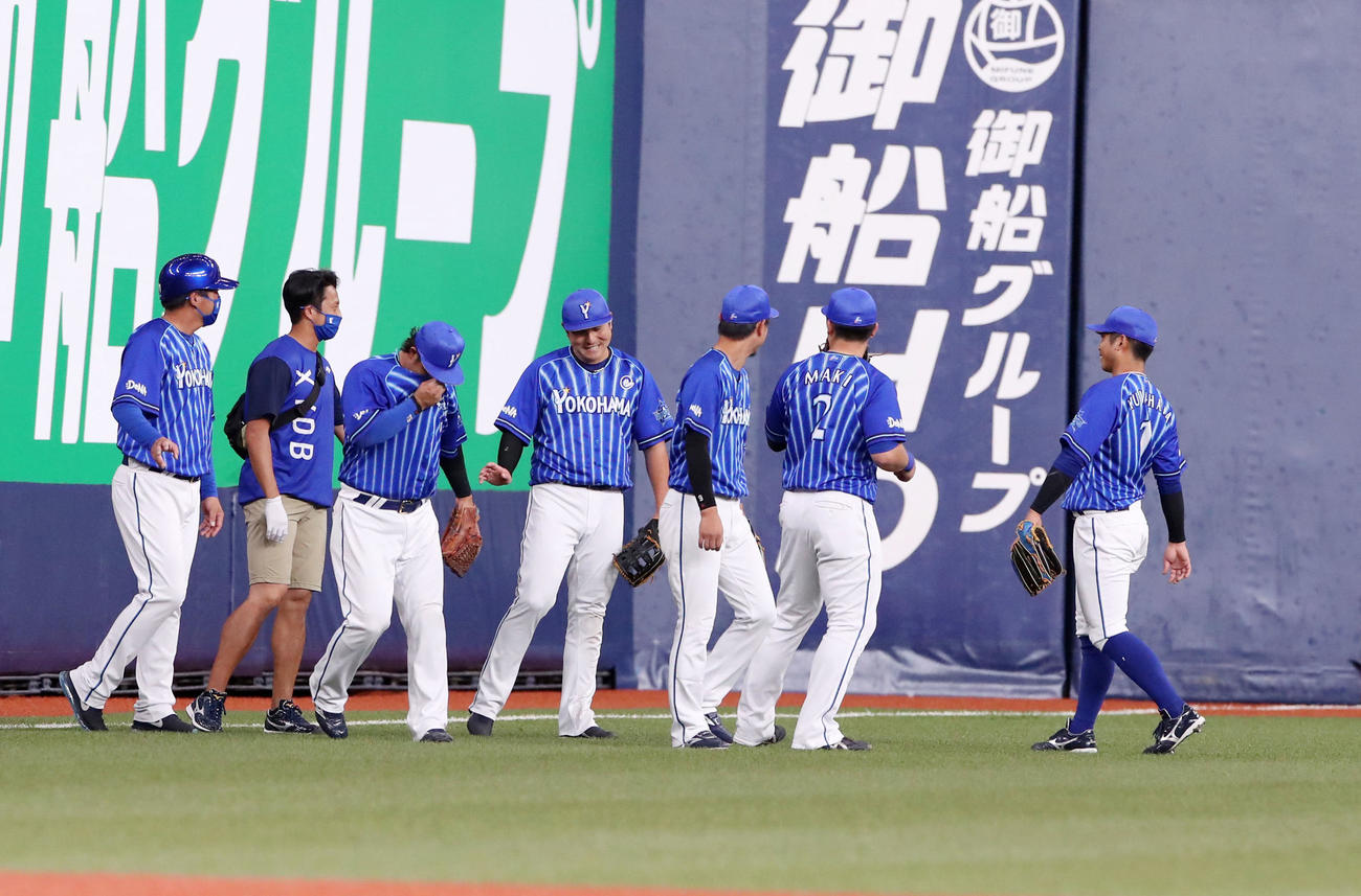 オリックス対DeNA 3回表オリックス1死、佐野（中央）は福田の飛球をフェンスに向かってスライディングキャッチしトーレーナー（左から2人目）も駆けつけたが大丈夫と笑顔を見せる（撮影・加藤哉）