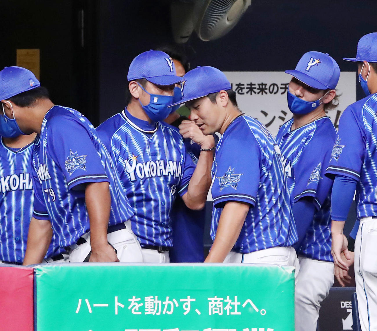 オリックス対DeNA 3回表を終えベンチに戻ってきた佐野（右）の状態を確認する三浦監督（撮影・加藤哉）