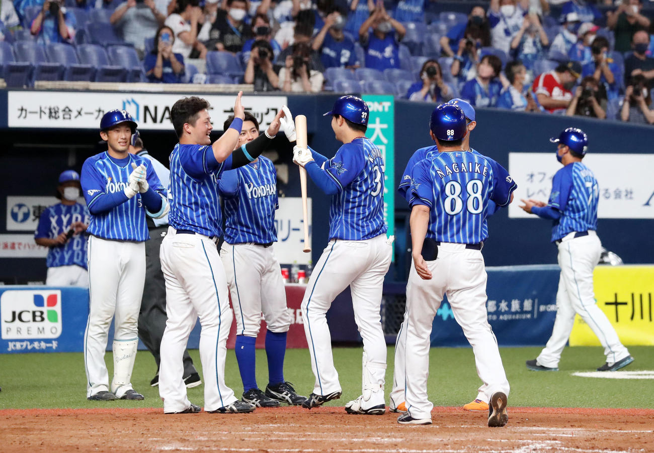 オリックス対DeNA 9回裏DeNA2死二塁、サヨナラ内野安打で勝利しベンチから笑顔で楠本泰史を出迎える森（左から3人目）と牧（左から2人目）らナインたち（撮影・加藤哉）