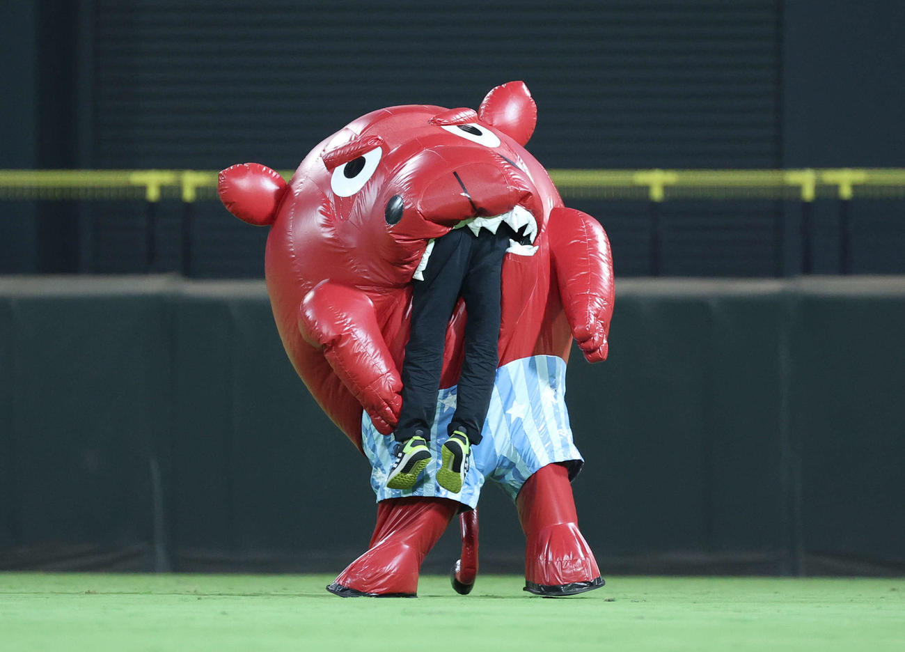 8月4日、西武戦で球団カメラマンを食べるムッシャー