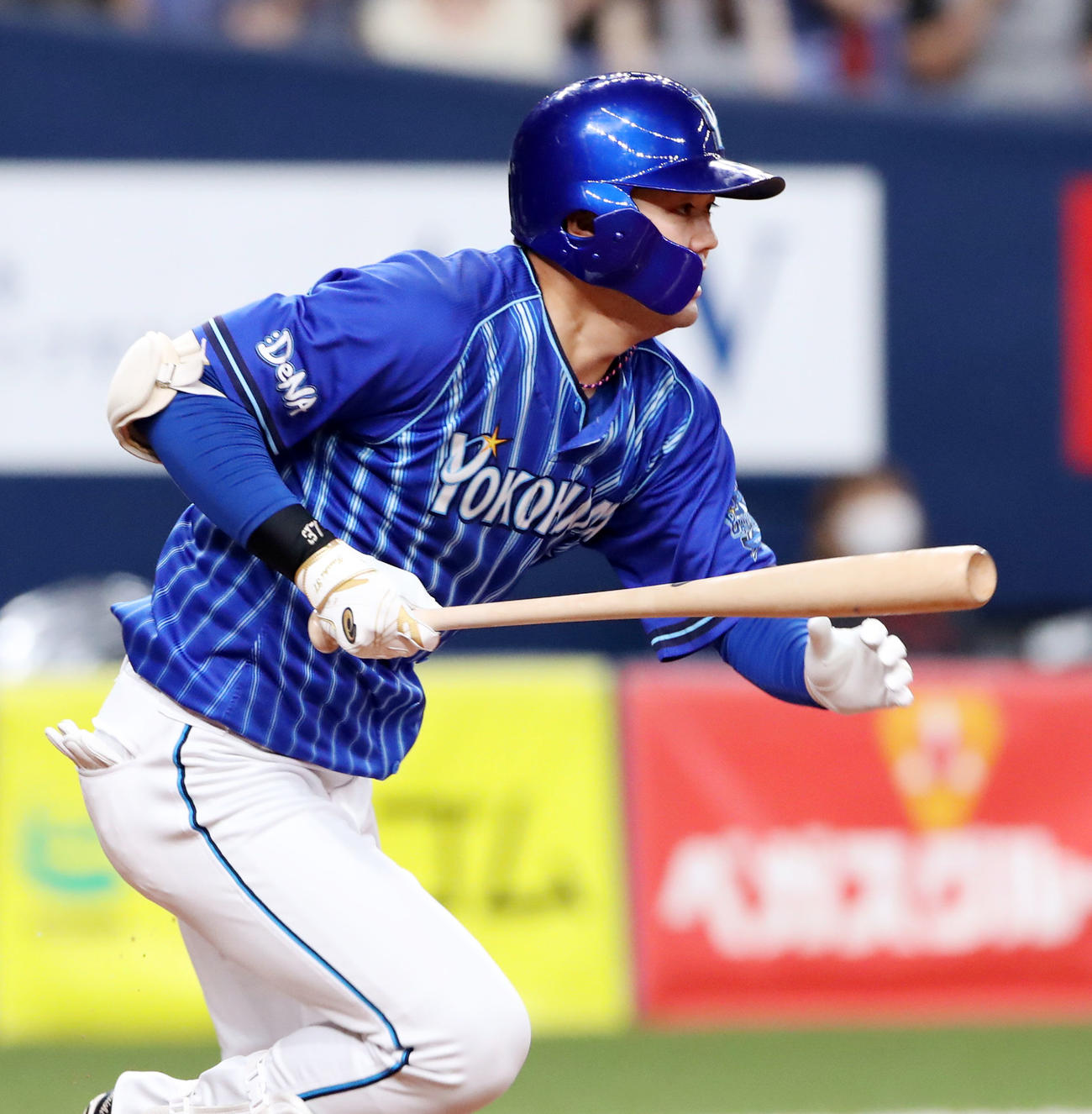 オリックス対DeNA 9回裏DeNA2死二塁、楠本は二塁へサヨナラ内野安打を放つ（撮影・加藤哉）