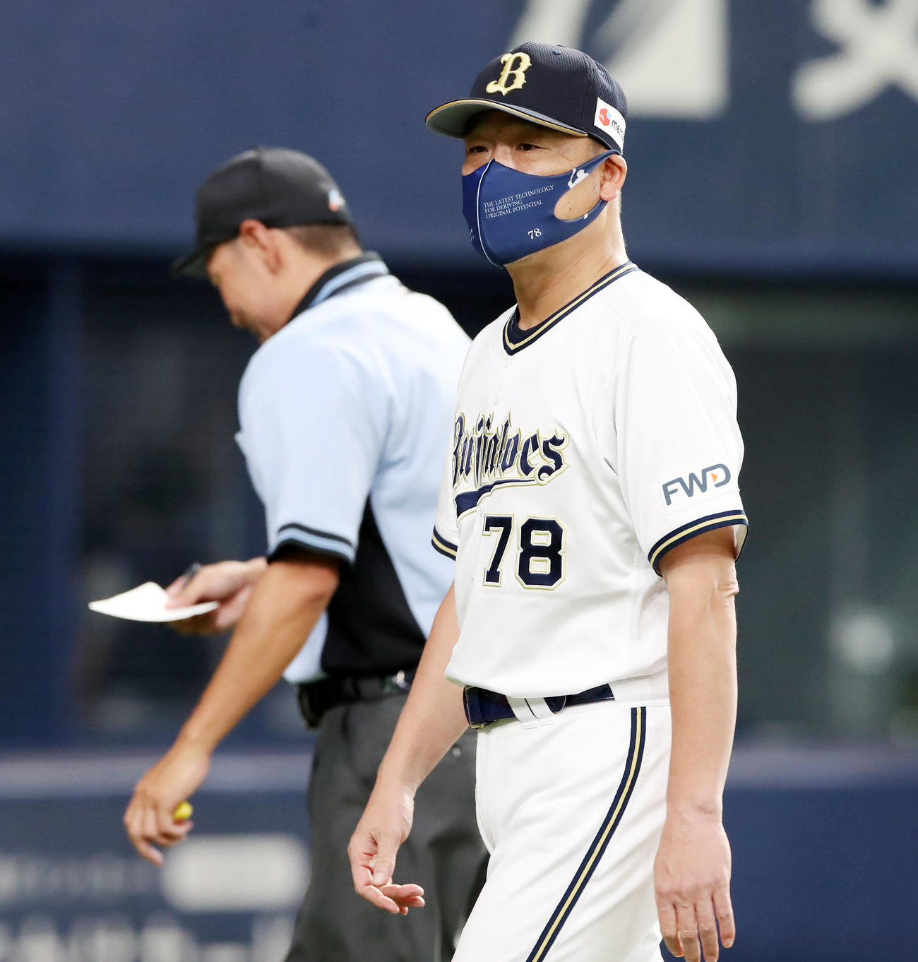 オリックス対DeNA 6回表を終え選手交代を告げる中嶋監督（撮影・加藤哉）