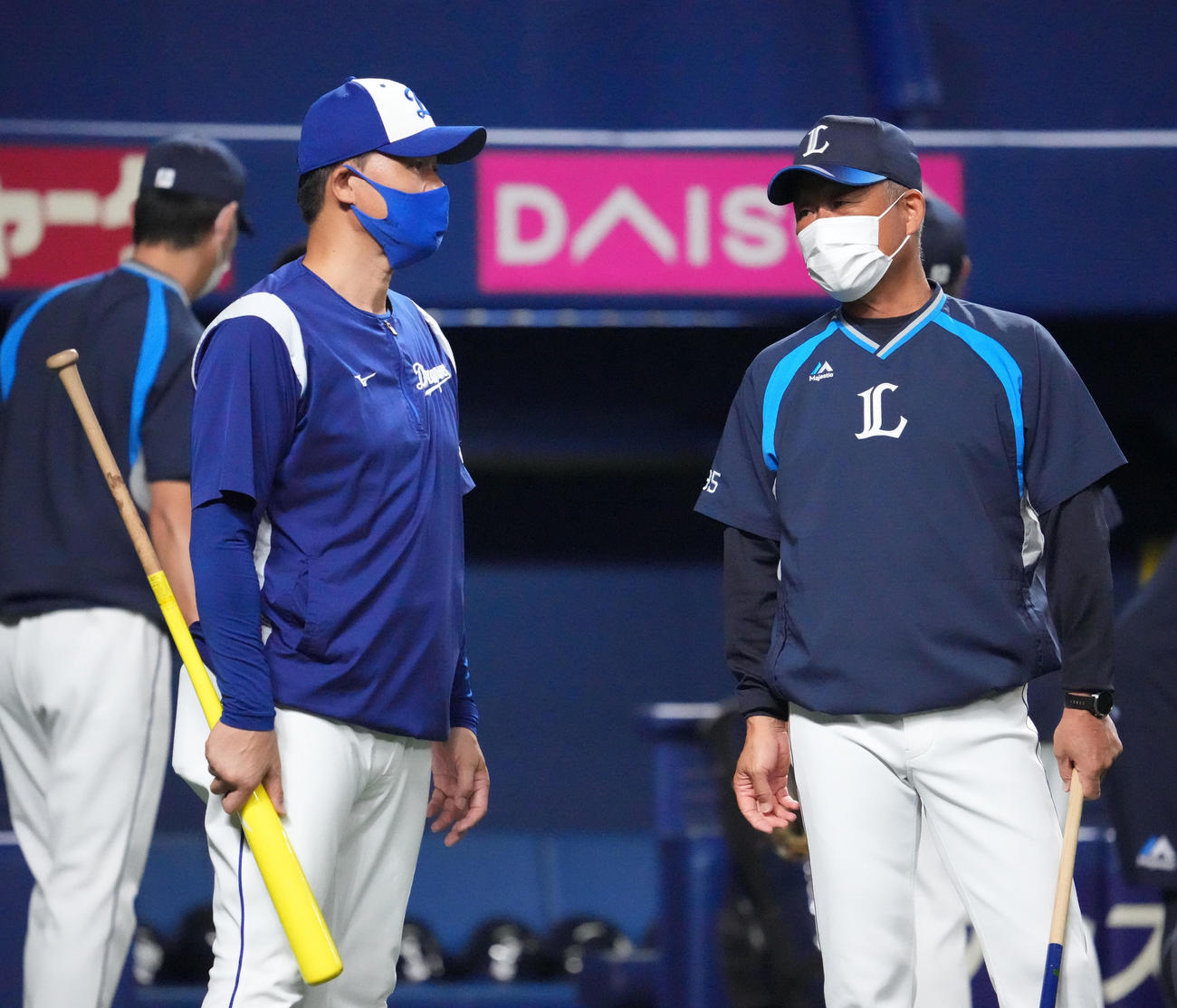 エキシビジョンマッチ中日対西武　試合前、言葉を交わす与田監督（左）と辻監督（右）（撮影・森本幸一）