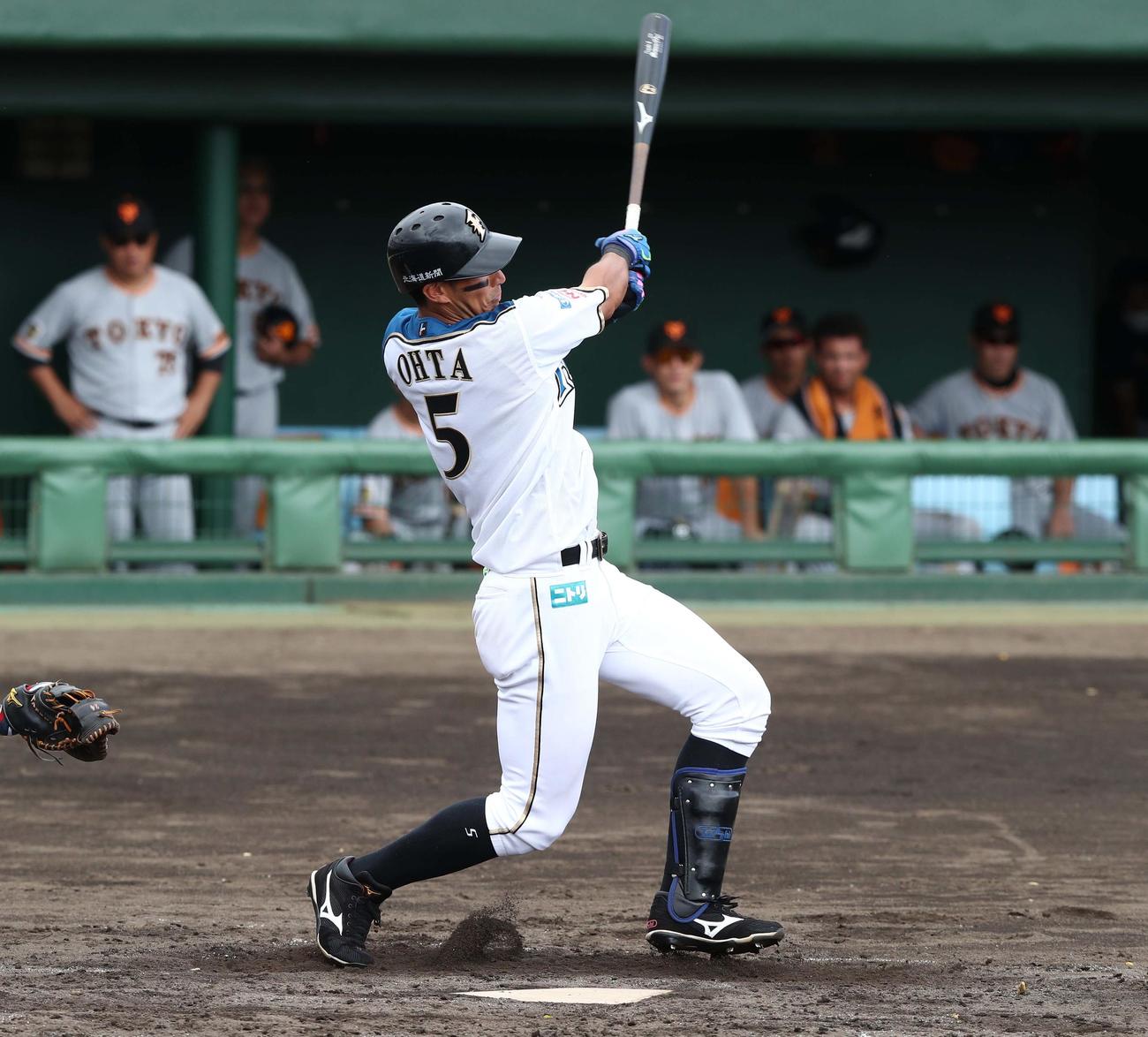 日本ハム対巨人　2回裏日本ハム1死一塁、左越え二塁打を放つ大田（撮影・黒川智章）
